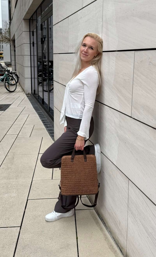 SEABREEZE BACKPACK COFFEE – nachhaltiger Rucksack aus Natur-Raffiabast und Leder